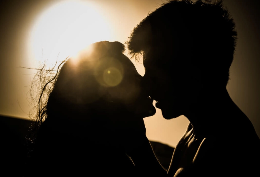 interpret kissing dreams