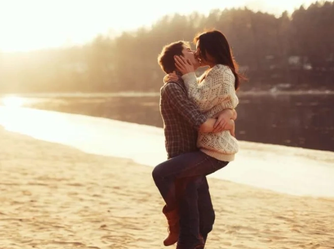 what does it mean to kiss someone in a dream