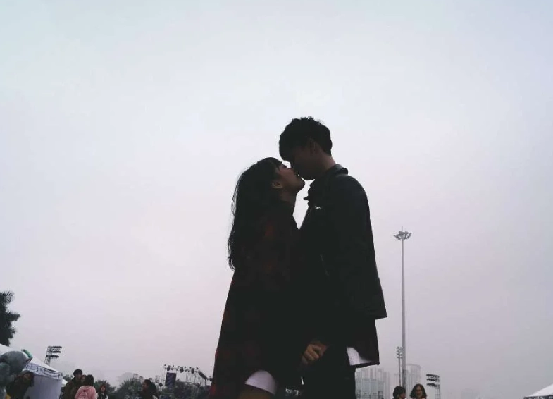 dream about kissing someone meaning