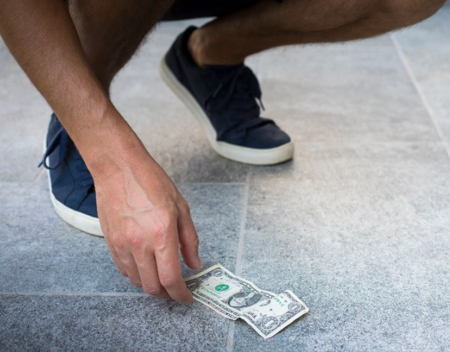 dream of finding money meaning