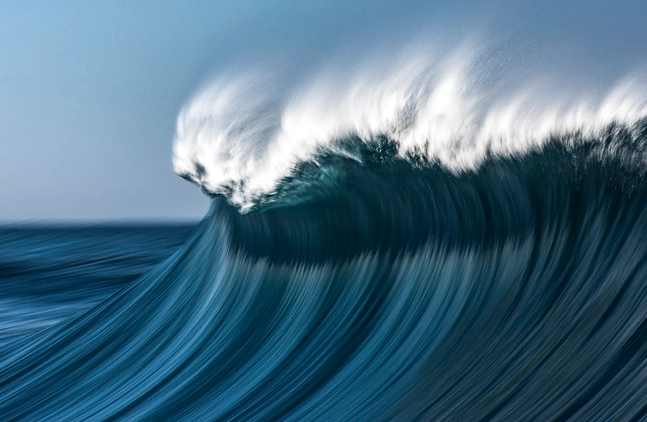 huge waves dream meaning