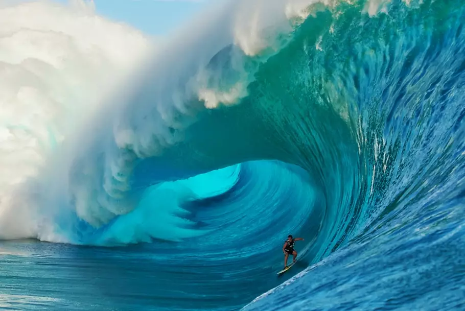 dreaming of a big wave meaning